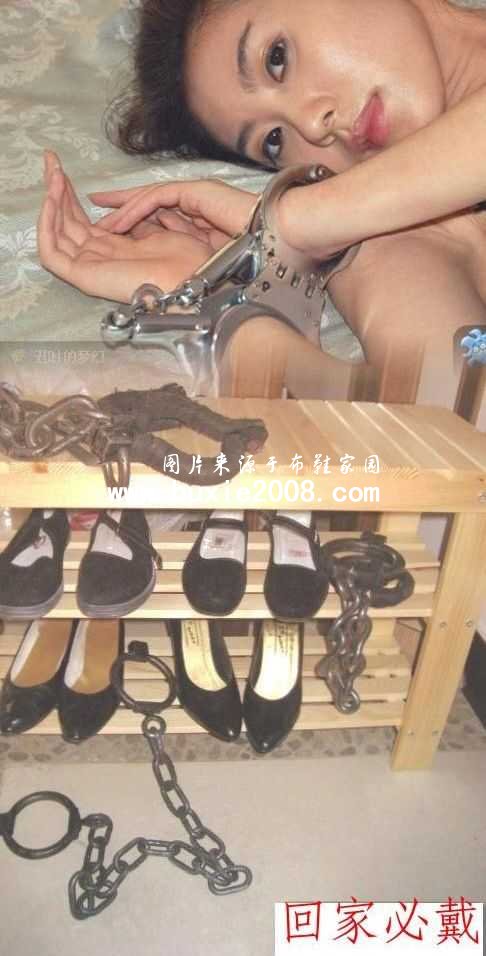 回家脱鞋就...