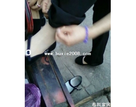  女孩换穿布鞋时真的很美3P 