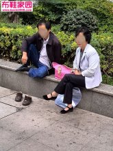  跟拍现实生活中的布鞋女(2)5P 