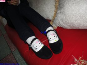  沙发上少女卡通棉袜高跟布鞋（上）11P 